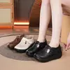 Zapatos retro de suela gruesa huecos transpirables para exteriores de comercio exterior transfronterizo para primavera y verano, zapatos nuevos de moda de suela blanda para madres de mediana edad y ancianas