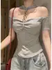 Estilo Novo de Verão Sexy Estilo Desejo Puro Camiseta de Manga Curta com Fivela de Metal para Mulheres, Top Curto Sexy para Garotas com Alça Única no Pescoço