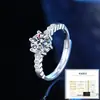 Anel de Prata Esterlina S925 Anel Vivo de Moissanita Simples e Fashionável Seis Garras Um Quilate Anel de Casamento Versátil Luxo Acessível Mulheres