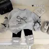 Conjunto de ropa para niña, sudadera con lazo, nuevo estilo primavera 2026, conjunto casual de dos piezas con top de manga larga para niños, moderno