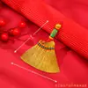 Broom Dourado Feito à Mão Chaveiro de Vassoura de Ano Novo Vassourinha Pequena para Berço de Bebê e Mesa de Cabeceira Decoração de Casa Nova Enfeite para Pendurar