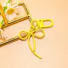 Llavero de lazo de cuentas estilo INS de colores con cinta, colgante de aleación, accesorio para niñas, charm para mochila, accesorio de hebilla para puerta