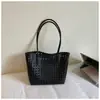 2026 Nova Bolsa Tote Elegante Simples Vazada Transfronteiriça, Bolsa de Ombro Casual Versátil para Mulheres, Bolsa Feminina de Grande Capacidade