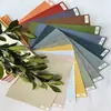 Papel Embosado de Pulpa de Madera Completa Hecho a Máquina Colorido Cartón Hecho a Mano Empaque de Regalo Caja de Regalo Etiqueta de Ropa Cartón