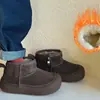 Botas de Neve Infantis 2025 Novo Estilo de Inverno Botas de Algodão Masculinas e Femininas para Bebê Botas Quentes com Forro de Lã Sapatos de Algodão Grandes Botas Curtas Engrossadas para Crianças