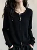 Colección de otoño para mujer talla grande: un suéter de punto trenzado elegante y adelgazante con un diseño de doble cremallera
