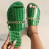 Chinelos Planos Grandes para Uso Externo Feminino 2025, Chinelos de Praia da Moda com Padrão de Crocodilo e Corrente para o Verão, Calçado Requintado para Uso Externo