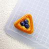 Simulación de comer y jugar: tarta de huevo de arándano triangular, accesorios de resina, crema, pegamento, funda para teléfono móvil, horquilla, cuerda, decoración de flores para zapatos.