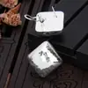 Pendientes Versátiles Cuadrados Elegantes de Estilo Minimalista Neutro para Mujer, Moda Urbana de Diseño de Nicho con Clips para Oreja Martillados a Mano en Plata