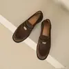 Nuevos mocasines marrones de estilo británico para otoño e invierno, zapatos planos sin cordones de cuero con monedas, zapatos de mujer de cuero genuino