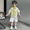 Conjunto de Camisa de Manga Corta con Corbata para Niños Verano 2026 Nuevo Estilo Ropa Trendy para Niños Estilo Vacaciones en la Playa Conjunto de Dos Piezas