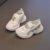 Sandalias para Niñas 2026 Verano Nuevos Zapatos Deportivos Infantiles Punta Cerrada Diseño Hueco Suela Suave Zapatos de Malla para Niñas