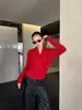 Top de Diseño Estilo Francés Wanwei para Mujer 2026 Otoño Nuevo Estilo Cuello Diagonal Cuello en V Tejido de Punto Fino Brillante Manga Larga 6043-1