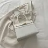 Bolsa de mão nova, elegante e fashion para o outono de 2026, simples e chique, com um design quadrado retrô, adequada como bolsa de ombro ou bolsa transversal para mulheres