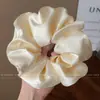 Scrunchie Plisado Brillante de Color Crema de Moda para el Cabello, Accesorio para el Cabello Suave y Versátil para Mujeres