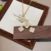 Conjunto de Joias de Luxo Leve Estilo Palaciano Retrô com Flor de Trevo de Quatro Folhas e Madrepérola - Colar, Brincos, Anel