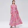 Foto Real de um Vestido Estampado de Alto Padrão, Estilo Francês, com Gola Alta, Mangas Longas, Cintura Marcada e Saia Evasê, Acompanha uma Alça