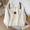 Nuevo diseño de otoño e invierno, suéter suave y acogedor con cuello, jacquard floral en forma de diamante y tejido de punto pullover colorblock para mujer
