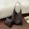 2026 Verão Nova Bolsa Tote Elegante com Uma Alça Personalidade Fashionável Tendência Casual Nicho Grande Capacidade
