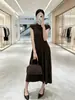 Nuevo estilo de otoño temprano 2026, vestido de punto de moda con cuello semi-alto y mangas de volantes pequeñas para mujer, entallado en la cintura, adelgazante, vestido largo línea A hasta la rodilla