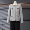 Jaqueta de moda primavera para mães, estilo curto, elegante e moderno, novo modelo 2026, casaco versátil para outono e inverno para mães de meia-idade
