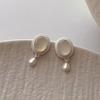Aretes de Tuerca Ojo de Gato Retro de Alta Gama a la Moda en Blanco y Negro con un Temperamento de Lujo Ligero, Diseño Simple y Moderno