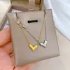[Aço titânio corpo inteiro] Colar de ouro maciço estilo minimalista com zircônia em formato de coração de pêssego para mulheres, corrente para clavícula de celebridade da internet