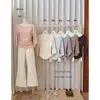 Camiseta Feminina Slimming Cintura Ajustada Manga Longa Ombro a Ombro Estilo Francês Suave Outono Inicial com Letra de Strass OFICIAL 28639