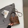 Bolsa de Leopardo de Nicho Súper Popular de Comercio Exterior para Mujer Nueva Moda Otoño e Invierno 2025 Bolso Cruzado Versátil Bolso de Hombro Bolso Cubo