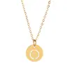 Venta caliente transfronteriza collar con letra de acero de titanio colgante redondo 26 mayúsculas en inglés collar de joyería pulida al por mayor