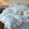 Juego de Cuatro Piezas Estilo Retro Lujo Ligero Tejido de Leche con Tallado Cubreedredón de Doble Cara con Encaje Francés Sábana de Cama con Forro Polar Nuevo Estilo 2026
