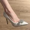 Sapatos de Salto Alto Brancos de Bico Fino Estilo Novo Outono 2026, Sapatos de Casamento de Nicho para Mulheres, Scarpins Stiletto Vazados de Cetim com Strass