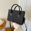 Bolso de paja para mujer 2025 nuevo bolso tejido de playa nicho popular de este año bandolera versátil bolso cuadrado pequeño