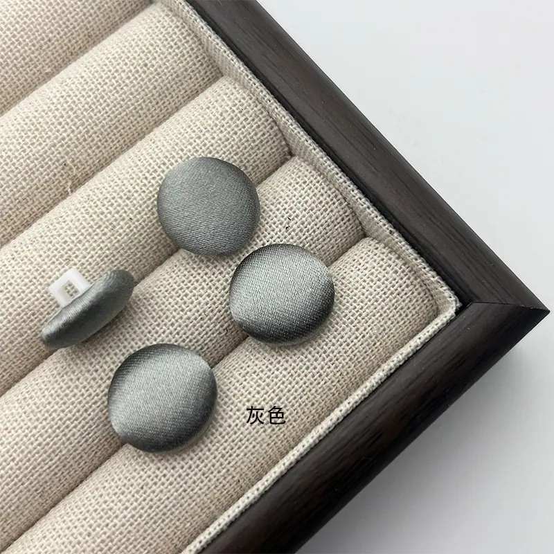 灰色