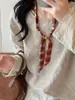 Colar Lenço de Seda com Flores de Castanha Marrom Retrô Design Feminino Nicho Único Corrente para Suéter Acessórios Versáteis Diários