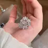 Bestseller Popular do Xiaohongshu: o Anel Cravejado com Coroa de Flores para Mulheres, Peça Versátil Elegante Simples Retro de Nicho, Disponível para Dropshipping