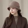 Elegante chapéu de lã estilo francês com design floral simples, fazendo o rosto parecer menor; um chapéu bucket quente para mulheres no outono e inverno