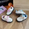 Tênis de Lona Pequeno com Solado Macio Infantil 2026 Nova Coleção Primavera/Outono Moda Feminina Versátil Tênis de Treino Alemão Antiderrapante Maciez Calçados Casuais