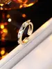 1 Pieza de Anillo de Moda Europeo y Americano con un Toque de Lujo, Anillo de Color Dopamina, Anillo Versátil de Banda Estrecha de Lujo Ligero Adecuado para Fiestas