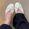 Sapatilhas de ballet com rebites e laço francês 2026 sapatos versáteis verão ultrassuaves sapatos baixos vermelhos para o dia a dia para mulheres