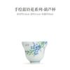 Tazón cubierto de pie alto con pequeña flor azul pintado a mano, taza de té, juego de té kung fu, tetera de cerámica, color bajo cubierta, taza para té de burbujas, tetera de mano antiquemaduras