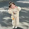 Conjunto de Moletom com Capuz de Urso Desenho Animado Fofo para Meninas Primavera e Outono Novo Estiloso Casual para Bebê Conjunto de Duas Peças Estilo Coreano