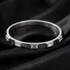 Pulsera de acero de titanio, nueva moda transfronteriza europea y americana, pulsera de mujer con diamantes de colores, de alta gama, lujo ligero, pulsera de acero inoxidable simple y versátil