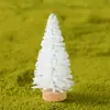 Árbol de Navidad en miniatura con escena invernal, mini cedro con agujas de pino, pequeños adornos navideños decorativos, árboles de coníferas coloridos y pinos rosados