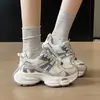 Novos tênis de malha respirável com sola grossa para mulheres baixinhas, sapatos casuais esportivos versáteis com sola macia 2026, tênis estilo "dad shoes" para mulheres