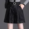 Shorts evasê, novas calças de couro PU outono 2026, shorts casuais xadrez femininos, modernos e elegantes