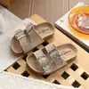 Chinelos Birkenstock Infantil 2026 Verão Novo Estilo Slip-Ons Externos de Solado Macio para Meninas Sapatos de Praia Abertos para Meninos