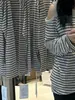 Camiseta de retazos a rayas de hombros descubiertos para mujer de principios de otoño, un top deslumbrantemente elegante y sin esfuerzo chic que es versátil y fácil de combinar