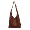 2023 moderno clásico moda nicho estilo cuero suave hombro gran capacidad bolsa de cubo para mujer bandolera textura bolsa para el día a día