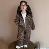 Conjunto Esportivo Infantil Feminino Estampa de Leopardo para Primavera e Outono, Jaqueta com Capuz Solta e Calça Longa Conjunto Casual de Duas Peças para Bebês e Crianças Pequenas